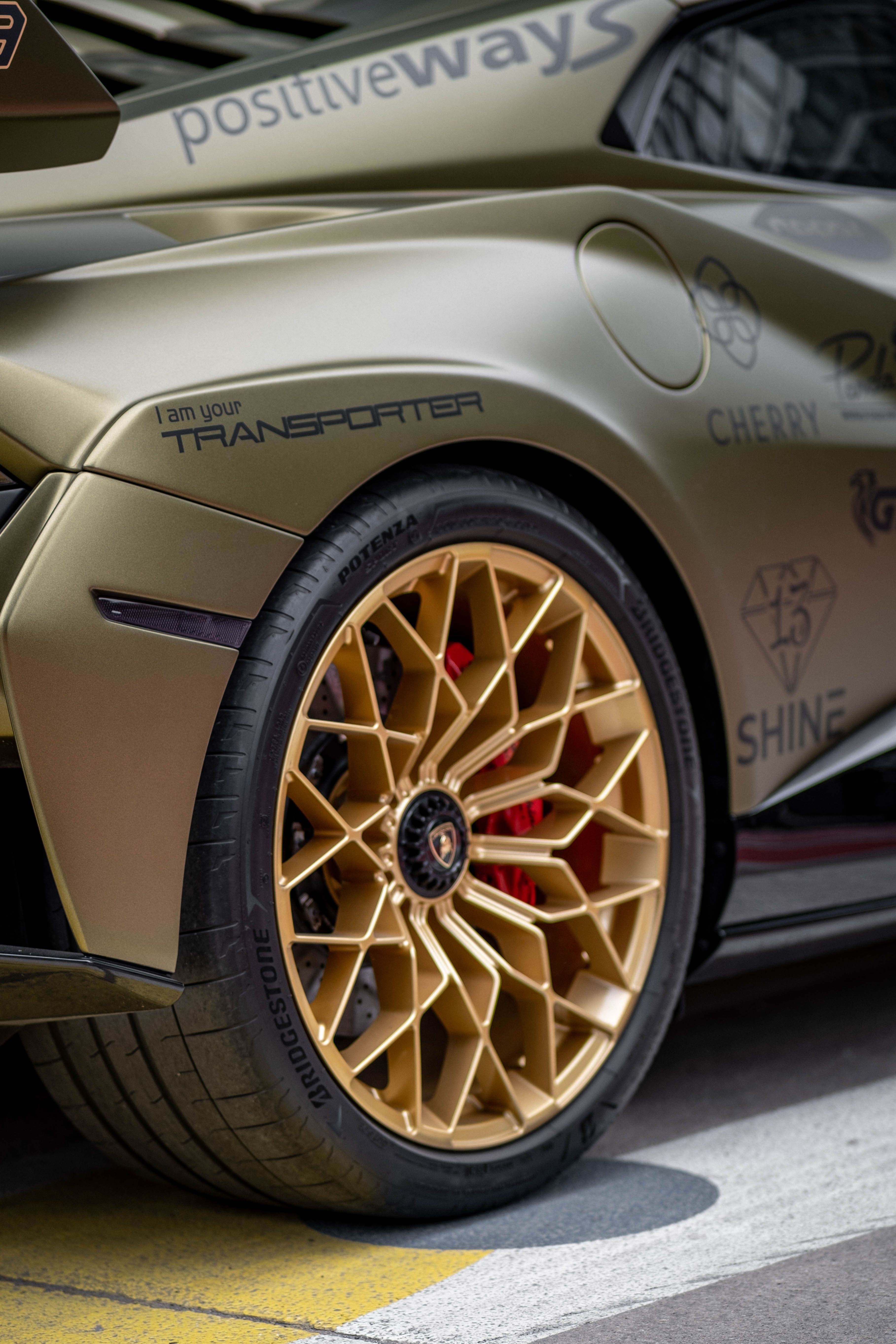 Gold alloy wheel on a supercar restored by Rim Craft